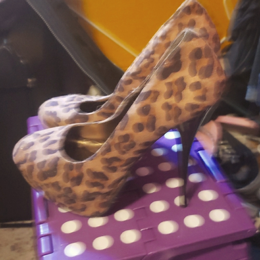 High heel leopard print shoes♡